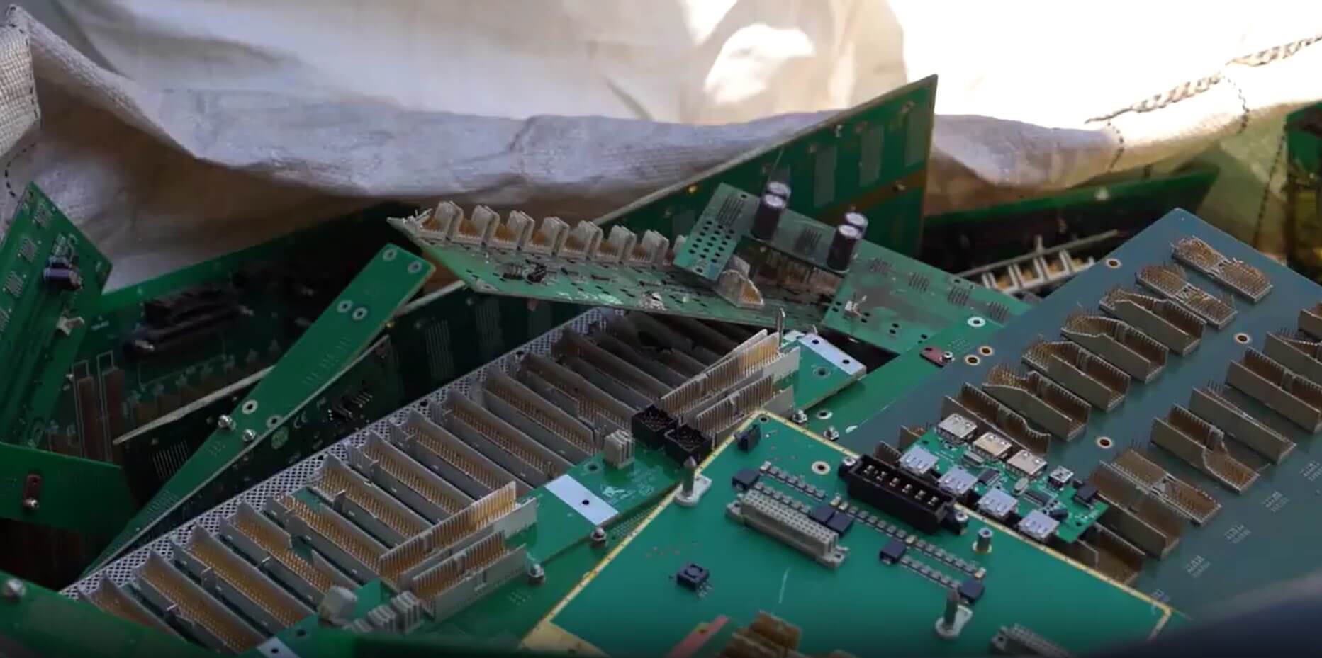 Gestão de e-waste: coleta, descaracterização e destruição de resíduos eletrônicos
